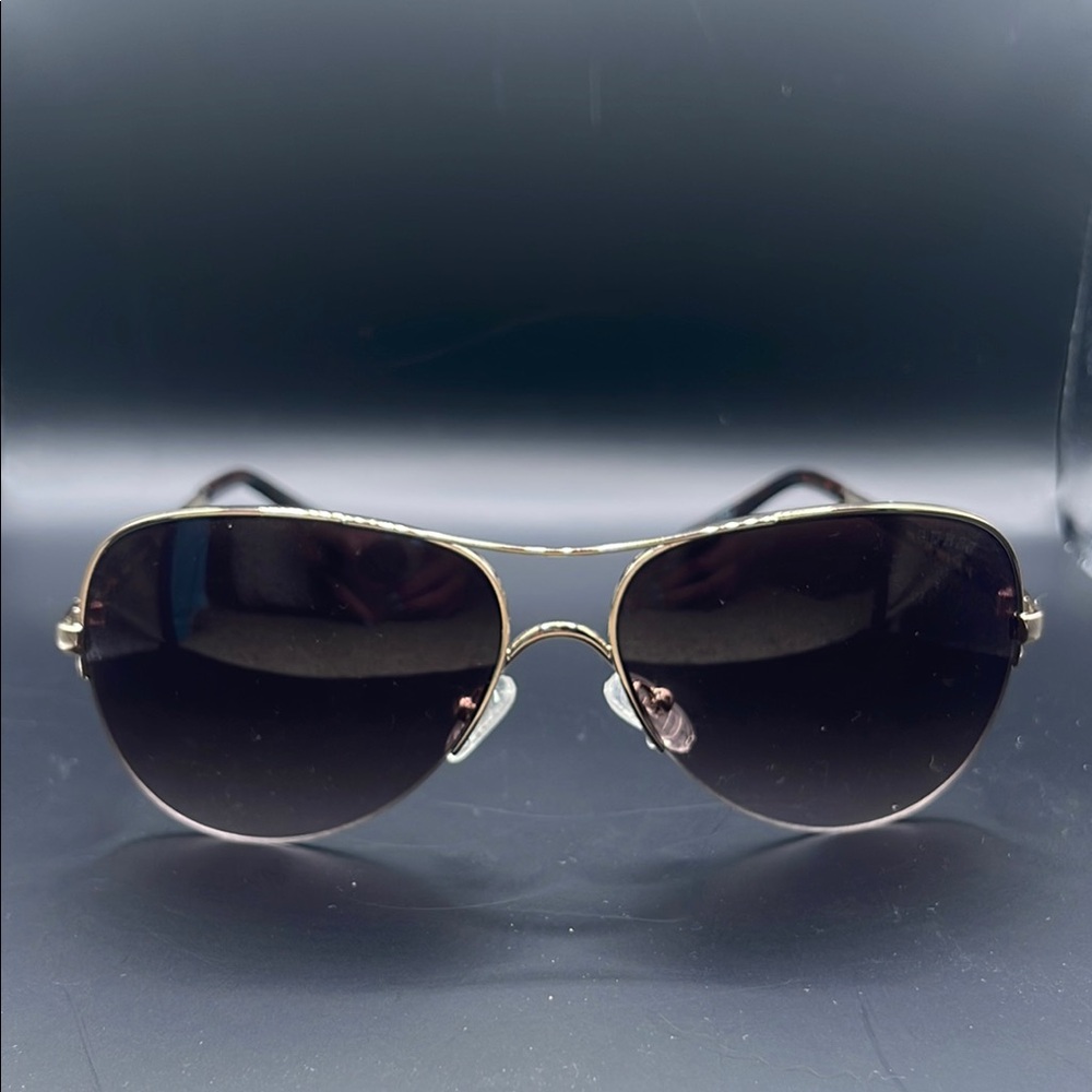 GUESS: Stylish Gold and Black Aviator Sunglasses